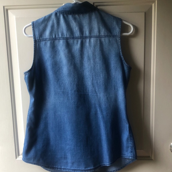 Denim Women's Sleeveless V Neck Button Down Blouse. Size M - Picture 2 of 12
